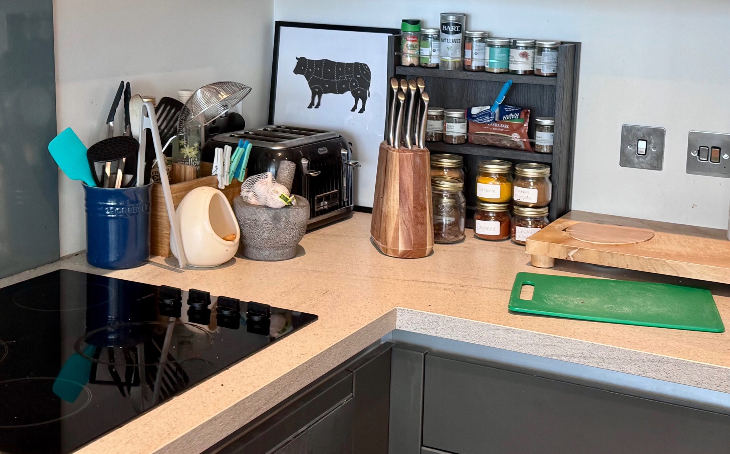 Kitchen worktop with a knife block and adapted food-preparation board